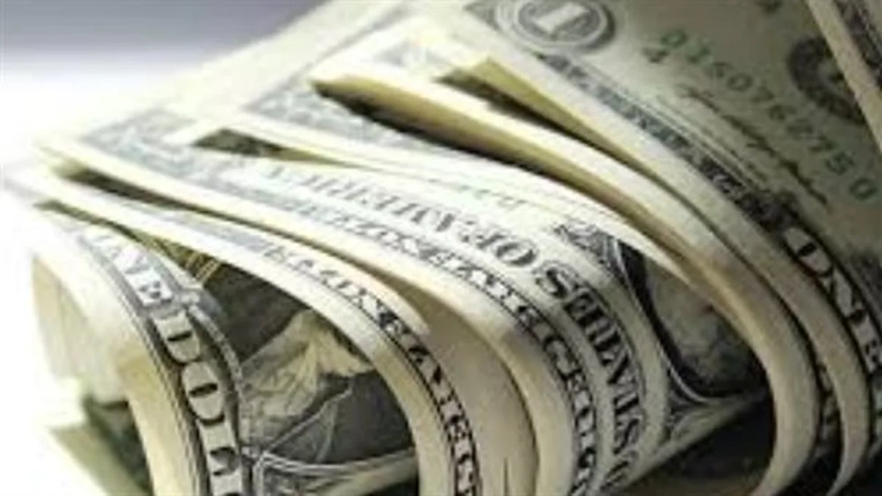 سعر الدولار مقابل الجنيه في البنك الأهلي وبنك مصر بعد تحديثات الصباح